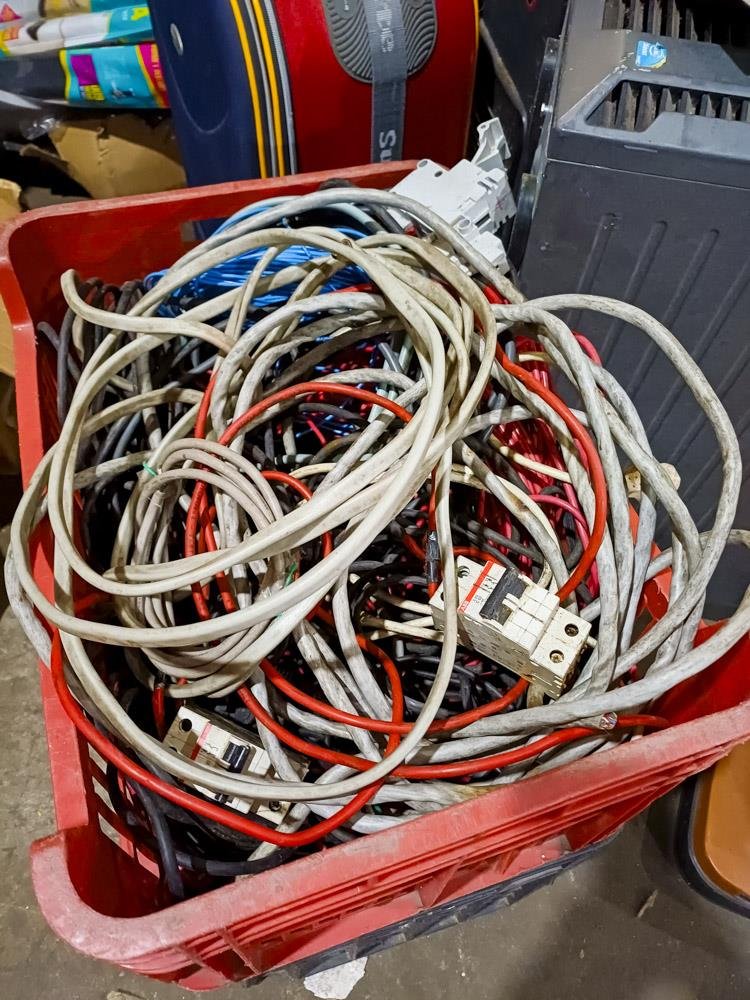 Cajón con Cables Eléctricos y Disyuntores