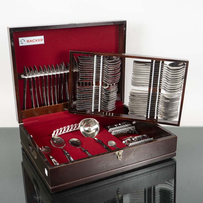 Lote siguiente: Juego de cubiertos de acero inoxidable Backer con cubiertera de madera - Medidas: Cubiertera: 48x36x14cm