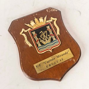 Lote siguiente: Placa Conmemorativa Capitán Miranda Uruguay Madera y Metal Dorado