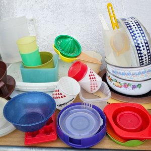Lote de Vajilla y Utensilios de Cocina de Plástico y Loza - imagen 3