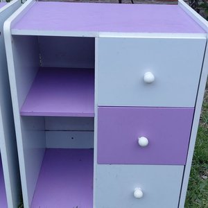Juego de 2 Mesas de Luz Blancas y Violetas con Cajones y Puerta - imagen 2