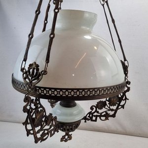 Lámpara Colgante Antigua Estilo con Tulipa Opalina y Estructura Ornamentada - imagen 5