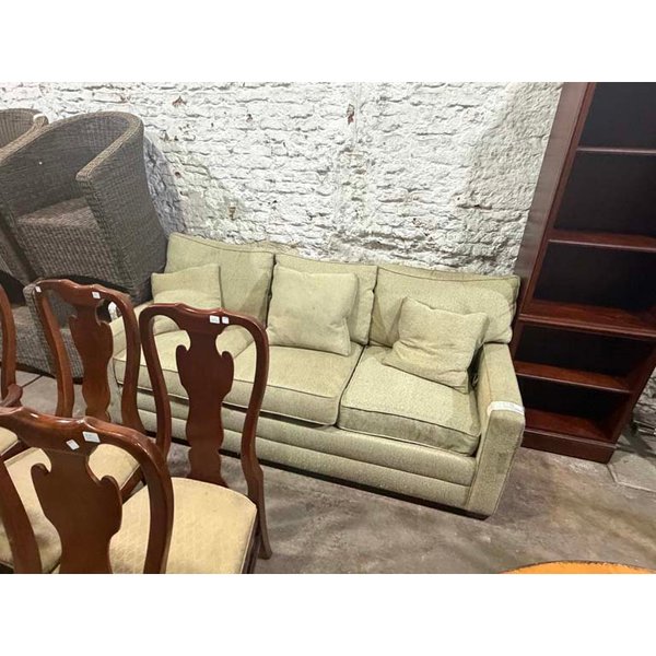 Sofá de 3 cuerpos y sillas de comedor estilo clásico