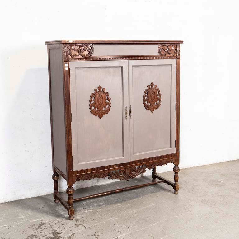 Lote anterior: Bargueño estilo Tudor tallado con detalles en madera