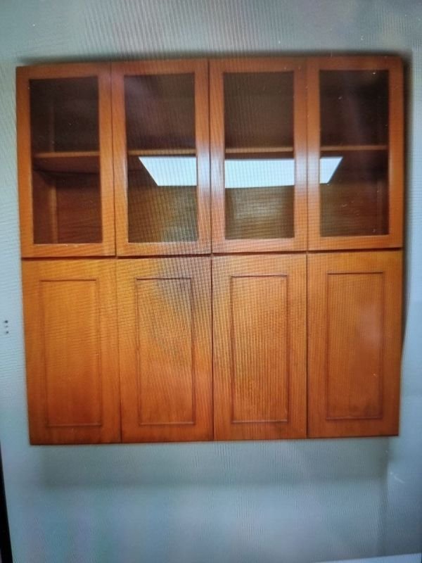 Mueble Aéreo de Madera con Vitrina y Puertas Ciegas
