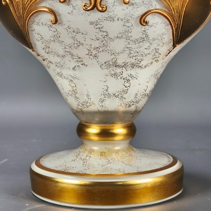 Bombonera de cristal de Bohemia opalinada decorada con diseños dorados en relieves - imagen 10