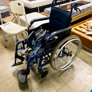 Lote siguiente: Silla de Ruedas Plegable Azul y Negra