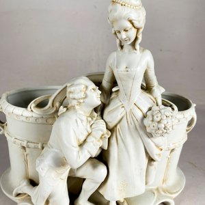 Jardinera de Biscuit con Escena Galante, Reparada - imagen 2