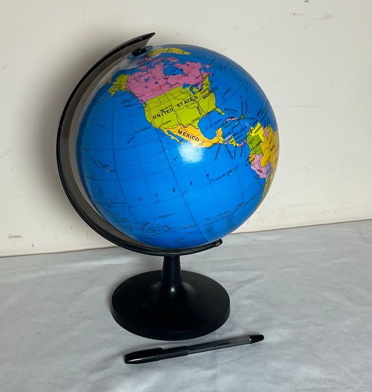Lote siguiente: Globo terráqueo de vidrio colorido