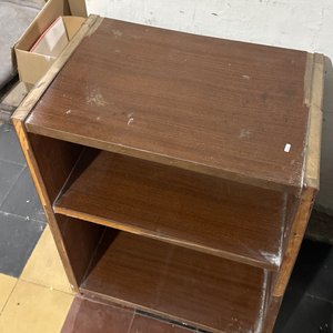 Lote anterior: Rack de madera con dos estantes