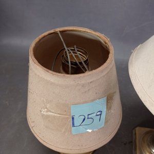 Par de Veladores de Bronce con Pantallas - imagen 4