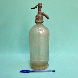 Antiguo sifón tiene en la parte de abajo la marca en alto relieve " Bilz " ver fotografías. - imagen 3