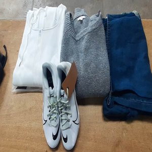 Lote siguiente: Lote de Ropa y Calzado Deportivo: Jeans, Campera Blanca, Buzo Gris y Championes