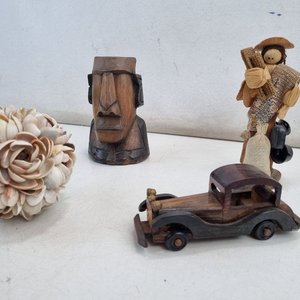 Conjunto de 4 Piezas Decorativas: Figura Moai, Hombre con Gorro, Coche de Madera y Adorno Floral - imagen 4