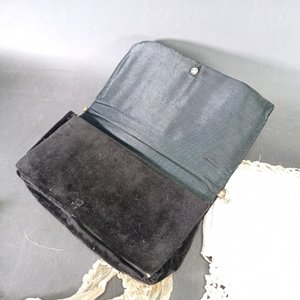 Tres Piezas de Lencería y Accesorios: Sobre Negro Bordado y Dos Carpetas de Encaje - imagen 6