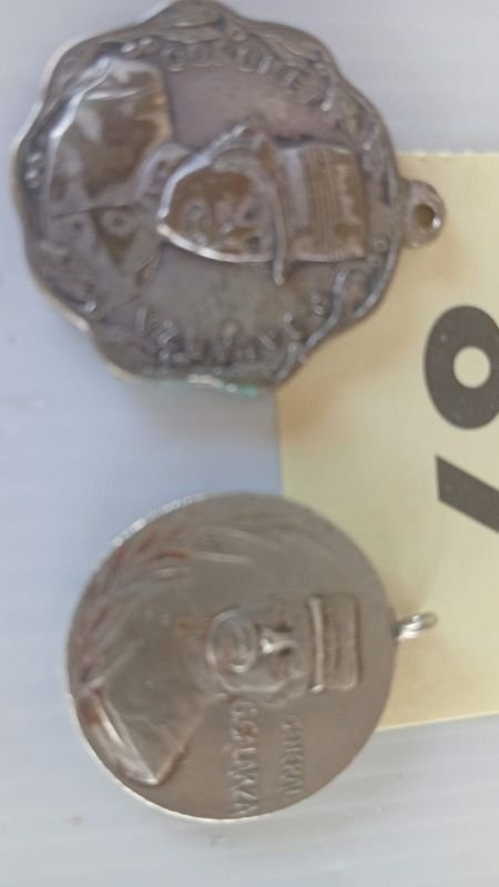 Medallas de plata y oro con diseño en español - imagen 5