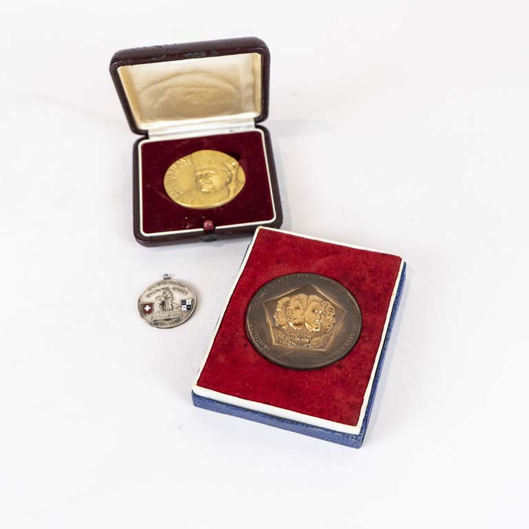 Lote anterior: 3 Medallas de bronce y metal  - Medidas: 6 y 4cm 