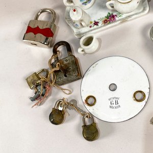 Lote de Candados Antiguos con Llave y Miniaturas de Porcelana - imagen 3