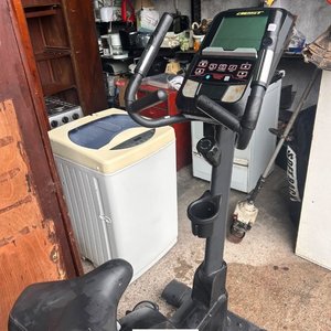 Bicicleta Ergométrica Vertical Best Power EV Negra y Amarilla - imagen 3