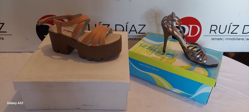 Lote siguiente: Zapatos de tacón alto y sandalias de cuero