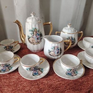 Juego de Café Vintage con Escenas Románticas y Bordes Dorados - imagen 5