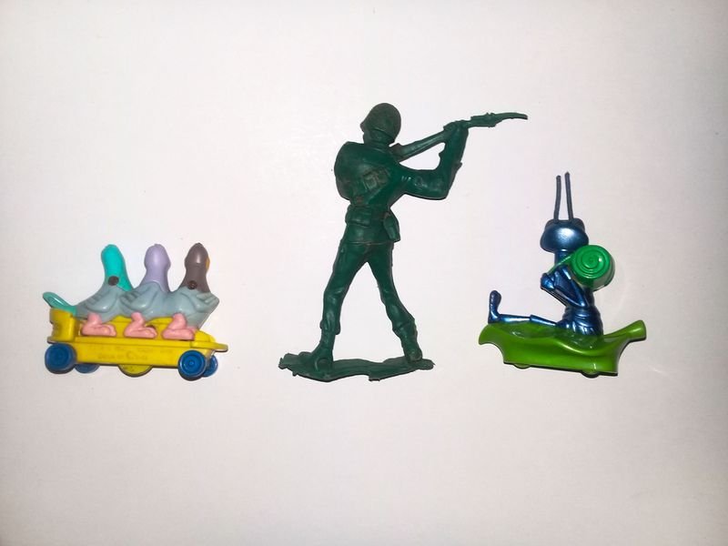 Juguetes de plástico en vehículo - imagen 2