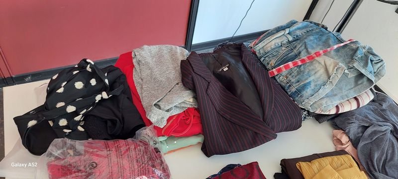Gran lote de ropa variada - imagen 2