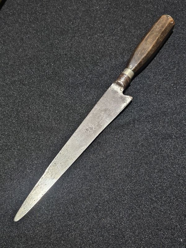 Cuchillo antiguo con rastro de cuño y cabo original