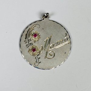 Colgante de Plata con Grabado "Mamá" y Piedras Rojas - imagen 3