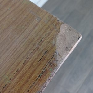 Mesa de madera con tapa de fórmica y desgaste - imagen 4