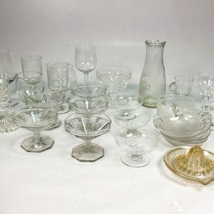 Lote de Cristalería Variada: Copas, Juguera Exprimidora y Botellón - imagen 1