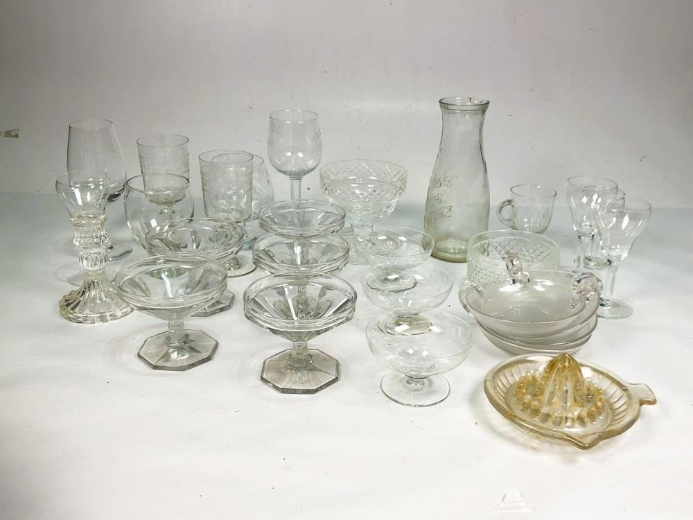 Lote de Cristalería Variada: Copas, Juguera Exprimidora y Botellón