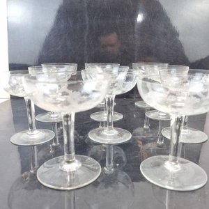 Conjunto de 11 Copas Antiguas de Cristal con Flores Grabadas - imagen 3