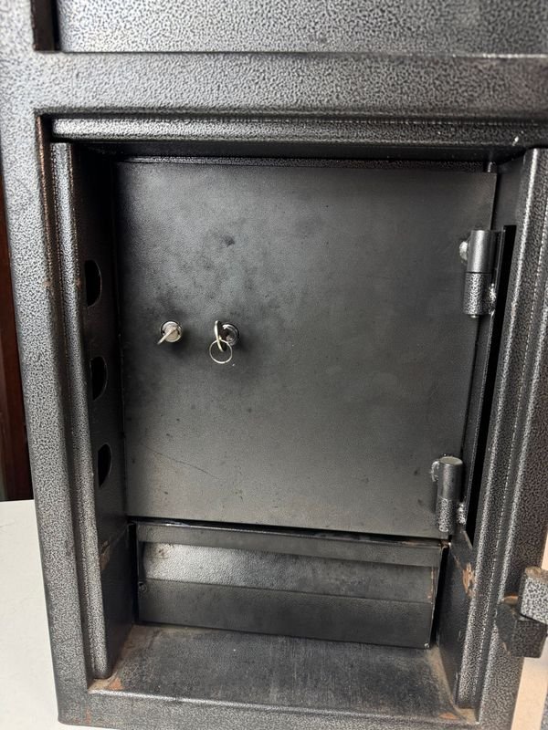 Buzonera con caja fuerte en impecable estado - imagen 5