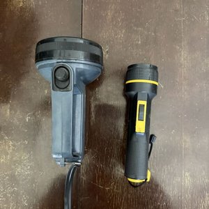 Linternas: Compacta Negro-Amarilla y Grande con Asa Gris - imagen 3