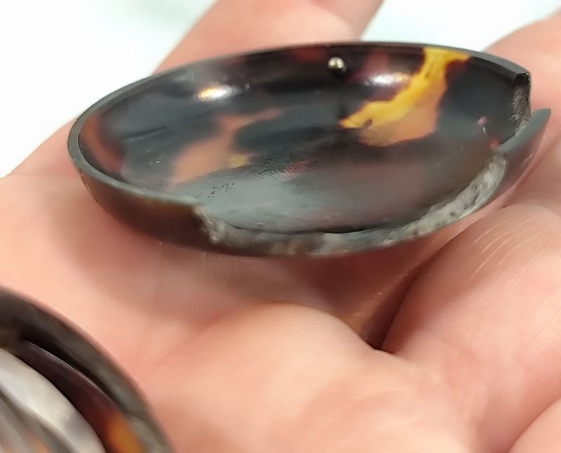 Antiguo y pequeño perfumero oriental protegido en su estuche de carey con incrustaciones en plata - imagen 4