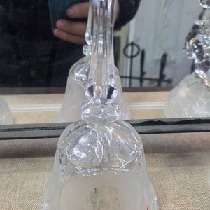 Campanilla de Mano de Cristal Tallado con Decoración Floral y Mango Facetado - imagen 4