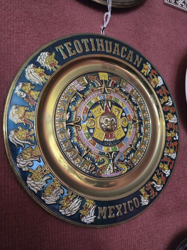 Colección de platos decorativos y calendarios maya - imagen 3