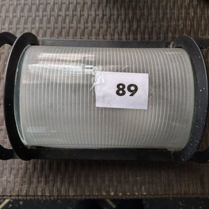 Lámpara Exterior Industrial con Estructura Metálica Negra y Difusor Acanalado - imagen 3