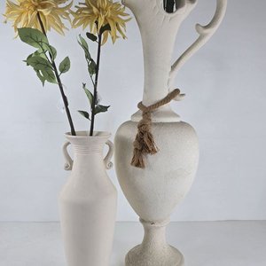 Dos Grandes Floreros Blancos con Flores Artificiales - imagen 2