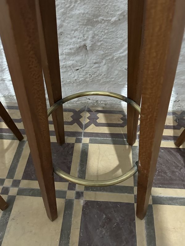 Barra de madera con butacas y estanterías - imagen 18