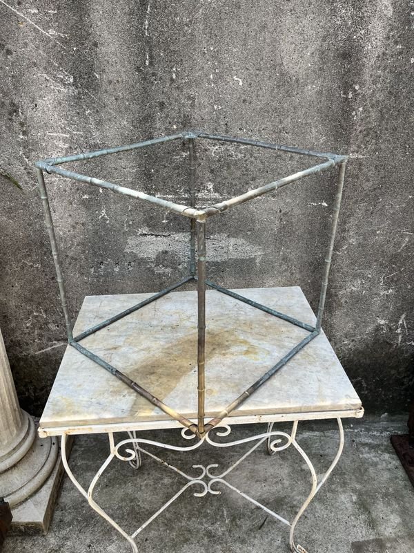 Cubo de bronce con diseño de caña de bambú