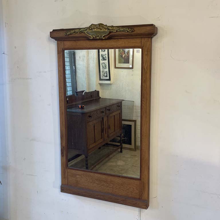 Lote anterior: Espejo marco roble con herrajes de bronce y detalles en el azogue - Medidas: 66x107cm