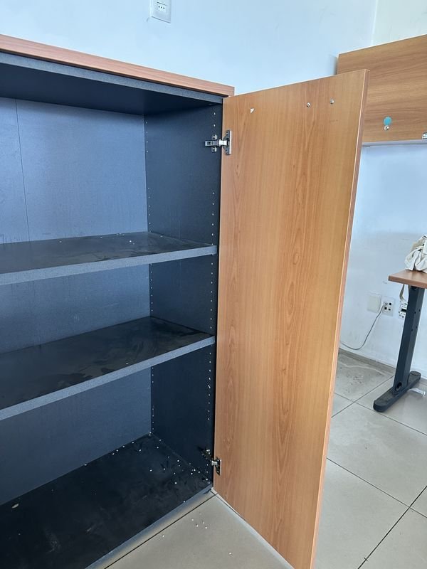 Armario biblioteca de madera con diseño de dos puertas - imagen 4