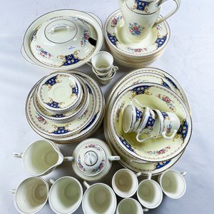 Cincuenta y seis piezas en loza inglesa floral, sopera, ensaladera, fuentes, tetera(con manchas), azucarero, lechera, tazas y platillos - imagen 2