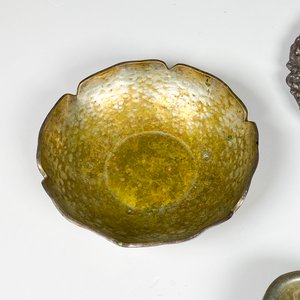 Lote de 8 piezas: Centritos de metal, salvilla inglesa, alhajero y pote - imagen 4