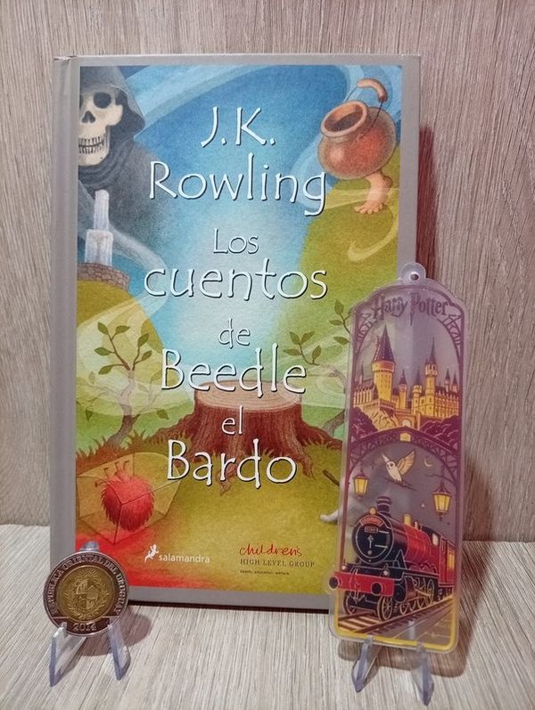 Libro "Los Cuentos de Beedle el Bardo" de J.K. Rowling con Marcador Acrílico
