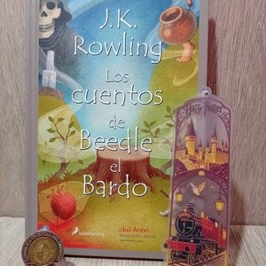 Lote siguiente: Libro "Los Cuentos de Beedle el Bardo" de J.K. Rowling con Marcador Acrílico