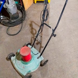 Lote siguiente: Cortacésped Eléctrico Antiguo con Motor Rojo