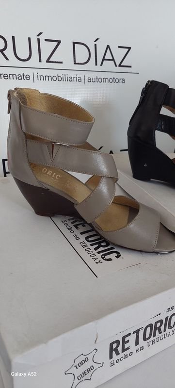 Zapatos de tacón alto y calzado en buen estado - imagen 2